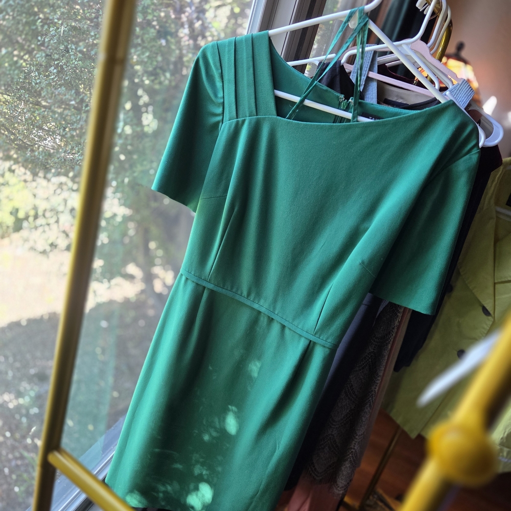 Elegant Green Midi Sheath Dress with Short Sleeves